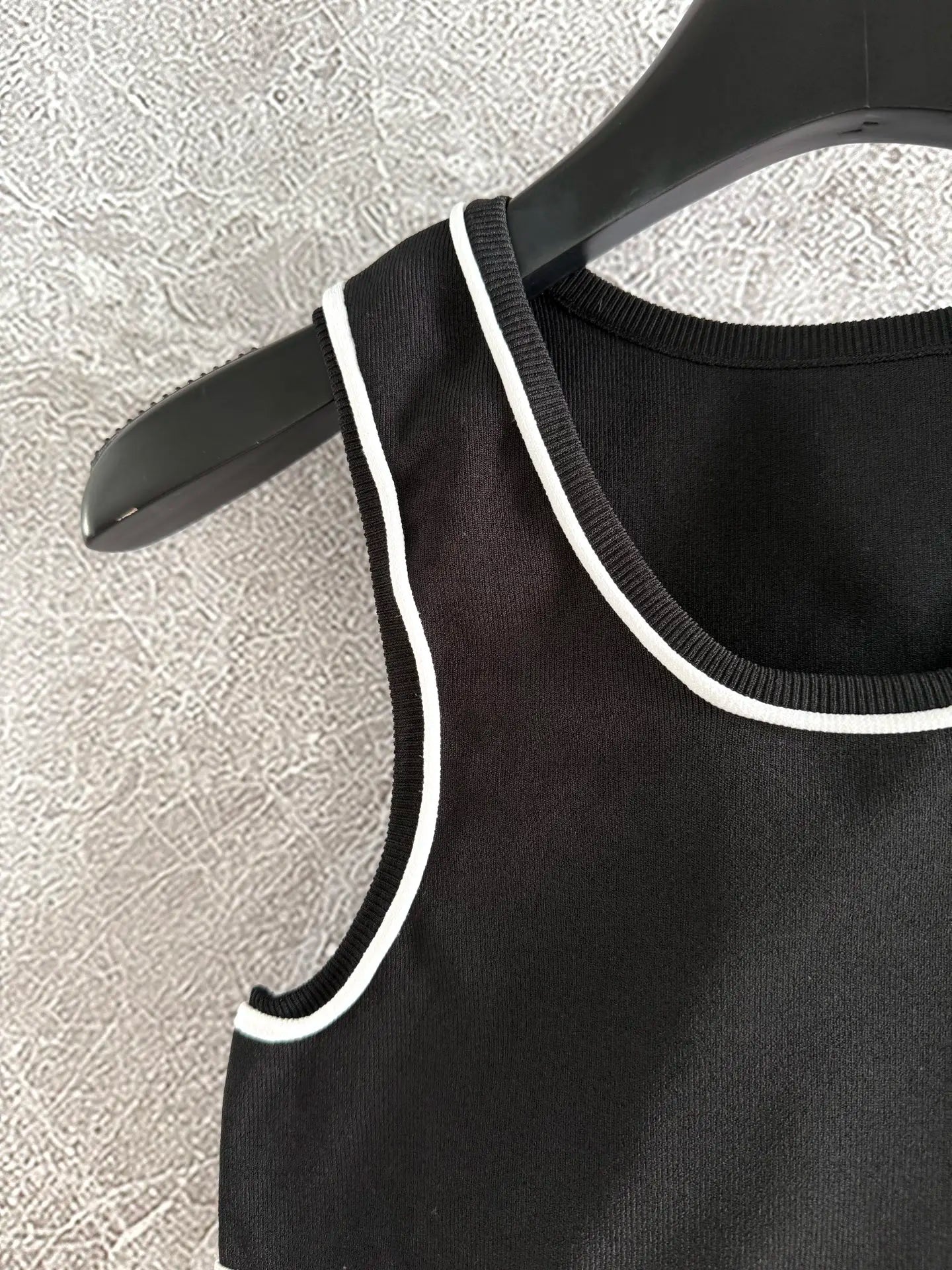 25 new women's clothes high quality sexy short embroidery contrast edge sleeveless vest navel-baring camisole top T-shirt