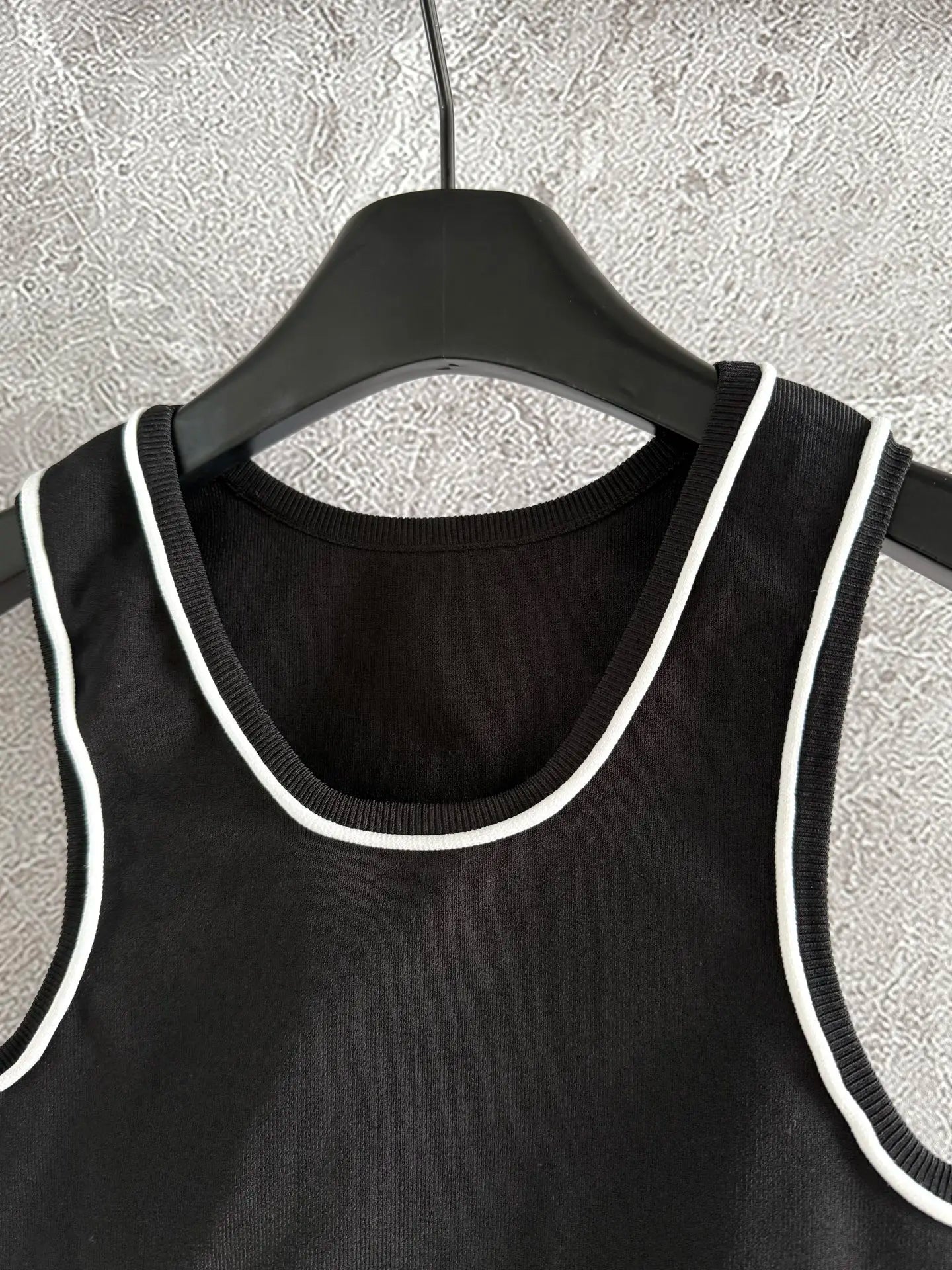 25 new women's clothes high quality sexy short embroidery contrast edge sleeveless vest navel-baring camisole top T-shirt